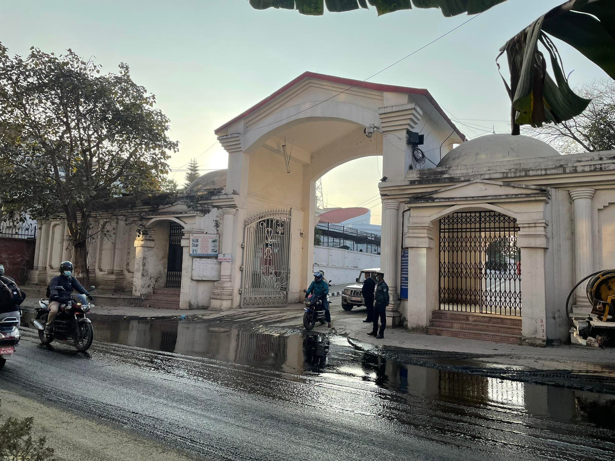 सिंहदरबार पूर्वी गेटमा ढल फुट्यो, आवागमन प्रभावित [तस्बिरहरू]